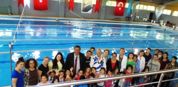 KREŞ ÖĞRENCİLERİ YÜZME ÖĞRENİYOR