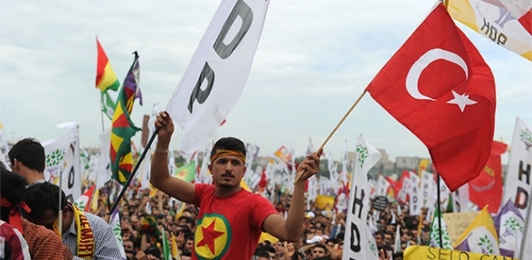 HDP mitinginde Türk bayrakları