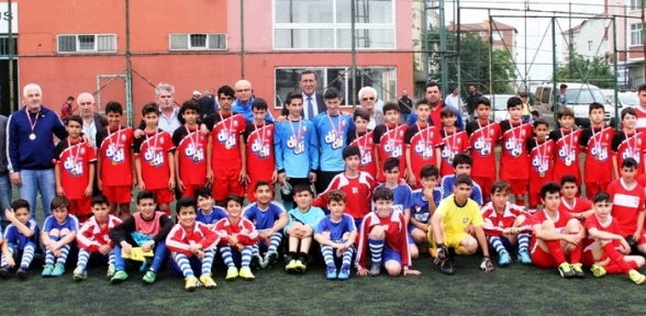 Kartal Bulvarspor Futbol Takımı aldıkları şampiyonlukla göz doldurdu