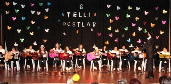 GİTAR KURSU ÖĞRENCİLERİNDEN YILSONU GÖSTERİSİ