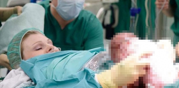 Sezaryende bir ilk: Anne bebeği kendi çıkardı!