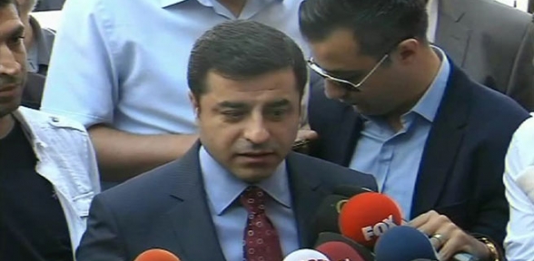 'Ülkede iç savaş çıkarmak üzere birileri harekete geçmiş'Halkların Demokratik Partisi (HDP) Eş Genel Başkanı Selahattin Demirtaş, gündeme ilişkin açıklamalarda bulundu.