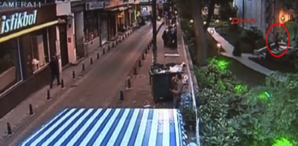 Kilisenin kapısını böyle ateşe verdi!