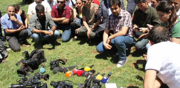Gazeteciler yaralı meslektaşları için kameralarını bıraktı