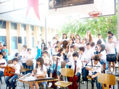 Öğrencilerin karne sevinci