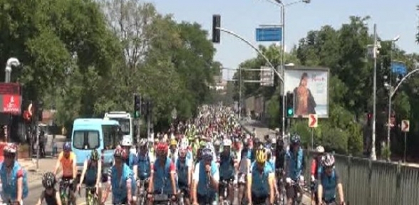 İstanbul Boğazını Pedal Çevirerek Geçtiler
