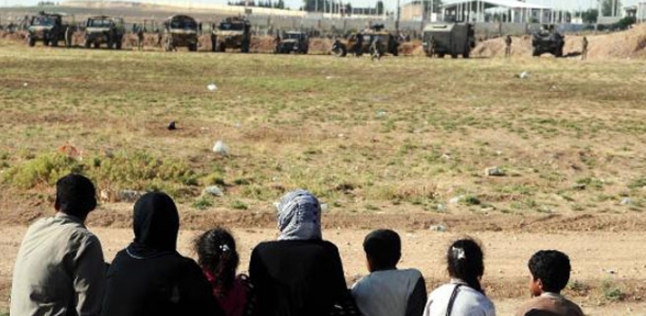 Sınırda hem gelmek isteyen, hem gitmek isteyenler bekliyor