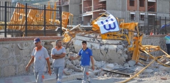  İnşaatta vinç devrildi: 2 ölü, 3 yaralı