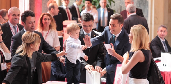 Babası ile geldiği Meclis’te masaların üzerinde gezdi
