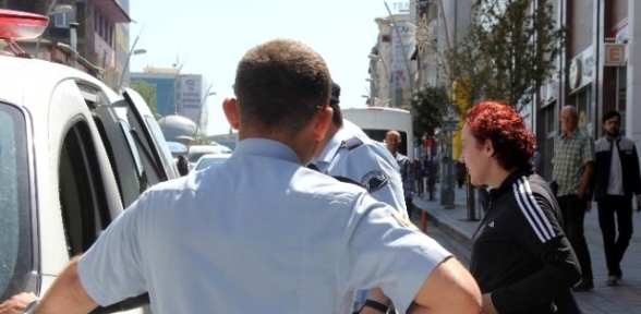 Yolda Sigara İçen Kadın, Oruç Tutmadığı İçin Erkeklerin Saldırısına Uğradı