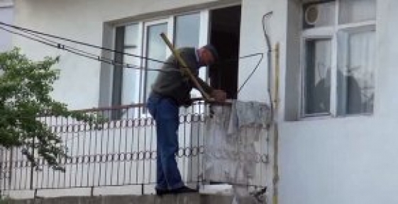 Birinci Kat Balkonundan İntihara Kalkıştı, Polis Engelledi