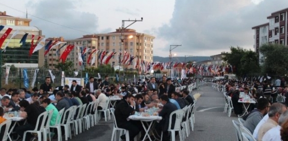 SULTANBEYLİ'DE 2 BİN METRELİK DEV İFTAR SOFRASI