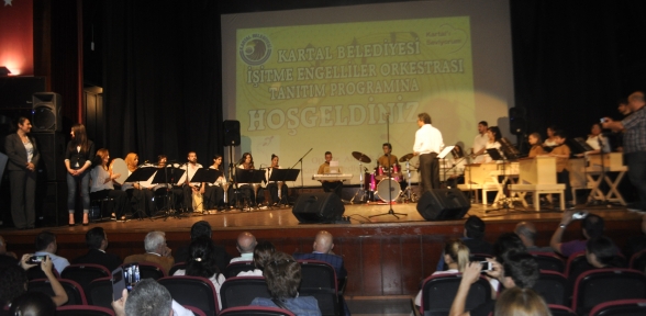 İŞİTME ENGELLİLER SAHNE PERFORMANSIYLA ENGELLERİ AŞTI