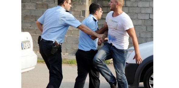 Uyuşturucu alırken rehin düştüler