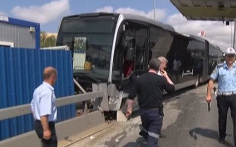  Kaza yapan metrobüs vinç yardımıyla kaldırıldı
