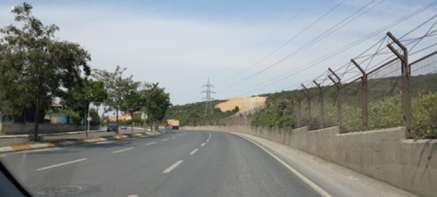 BELEDİYE, ÇÖKEN DUVARLAR İÇİN YOLUN GÜZERGAHINI DEĞİŞTİRDİ