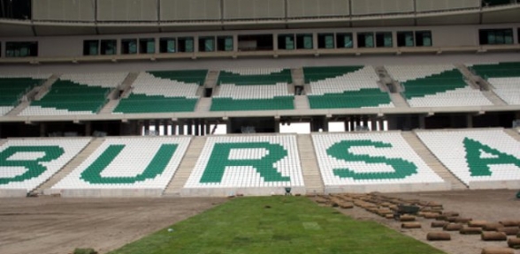 Timsah Arena'da Çim Serme İşlemi Başladı