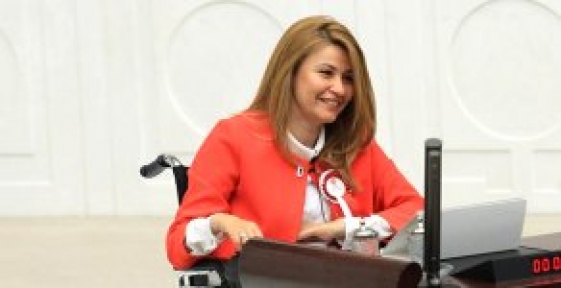 Bennur Karaburun Yeminine Besmele ile Başladı