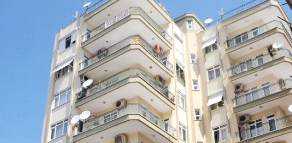 Genç Kızın Mucize Kurtuluşu! 7'nci Kattan 5'inci Kata Düştü