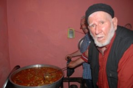 Bağ-Kur Emeklisi 'Cennet Dede' Her Gün Bin Kişiye İftar Veriyor