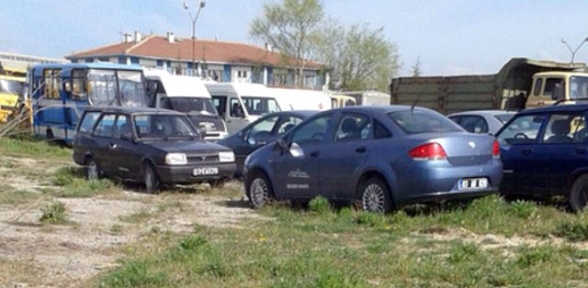 Kapanan Belediyelerin Milyon Liralık Araçları Çürümeye Terk Edildi
