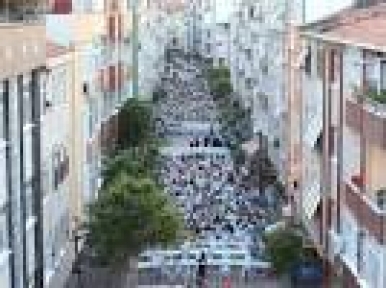 İMECE USULÜ DAĞITILAN İFTARDA BULUŞTULAR