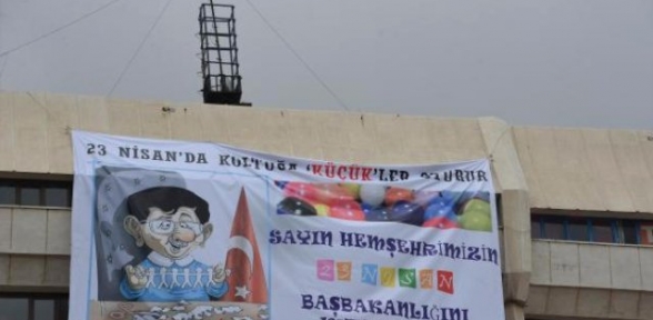 Davutoğlu'nu Kızdıran Pankart! CHP'li Başkan'a Hakaretten Dava Açıldı