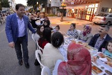 Maltepeliler sokak iftarlarında buluşuyor