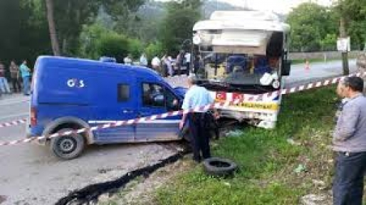  Para nakil aracı otobüsle çarpıştı: 1 ölü, 1 yaralı