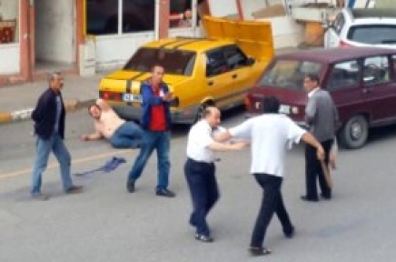 İki Sürücünün Sopalı Yol Verme Kavgası