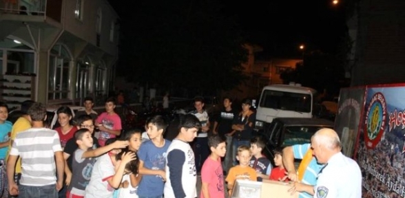 Kırkağaç Belediyesi'nden Teravih Sonrası Dondurma İkramı