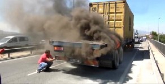 Yanan TIR'ın Şoförüne Onlarca Sürücüden Yalnızca İkisi Yardım Etti