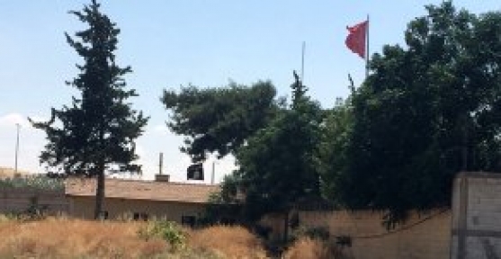 Sıfır Noktasında Türk ve IŞİD Bayrakları Yan Yana