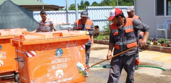 Mahallelerdeki Çöp Konteynerleri Dezenfekte Ediliyor