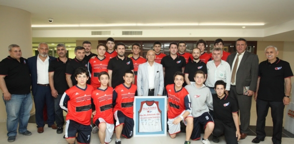 Basketbolun şampiyonlarından Başkan Altınok Öz'e ziyaret