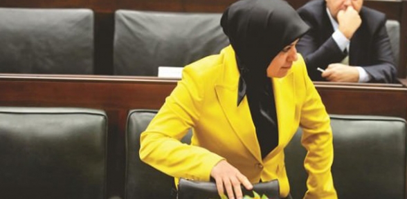 AK Partili Yeni Vekil Yanlışlıkla Davutoğlu'nun Koltuğuna Oturdu!