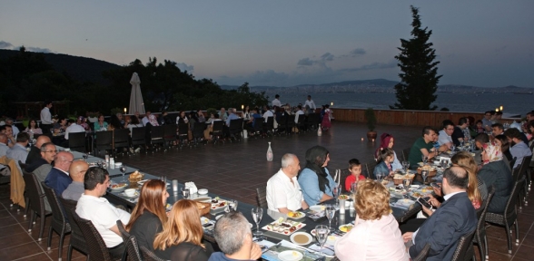 Başkan Altınok Öz, Tapu ve Kadastro Müdürlüğü çalışanlarıyla iftar sofrasında buluştu