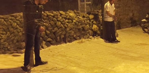 İnsan kaçakçılarını yakalayıp jandarmaya teslim ettiler