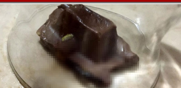 Isırdığı çikolatadaki böcek dilini soktu