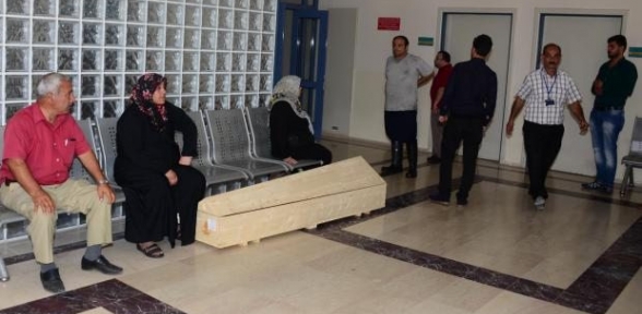 5 dakika arayla ölen çiftin cenazeleri tabutla defnedilecek