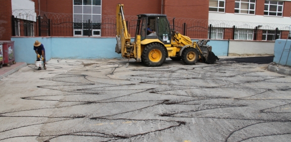 Kartal Belediyesi Fen İşleri Müdürlüğü ekiplerinden Medine Tayfur Sökmen İlkokulu’nda asfaltlama çalışması