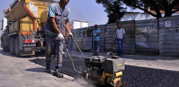 Yollar asfaltlanıyor, otlar biçiliyor