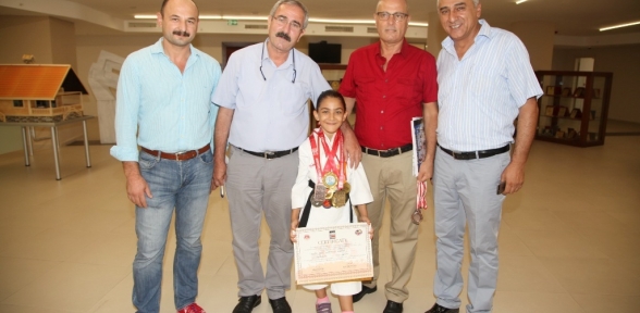 Başkan Altınok Öz’den Madalya Avcısı Şampiyona Ödül