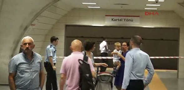 İstanbul'da Metro Durağında Şüpheli Paket Alarmı!