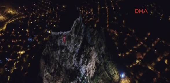 Karahisar Kalesi'ne dev bayrak