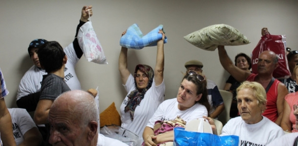 Yıkım kararı alınan mahalleli CHP İzmir İl Başkanlığı'nı işgal etti