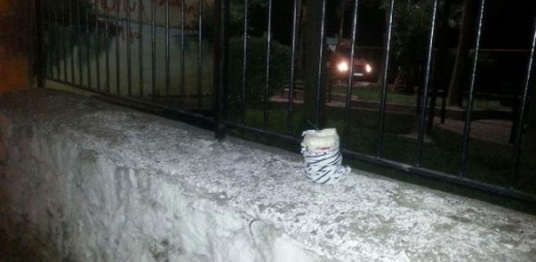 Karakol duvarına bombalı paket