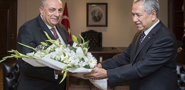 Arınç görevini Türkeş'e devretti