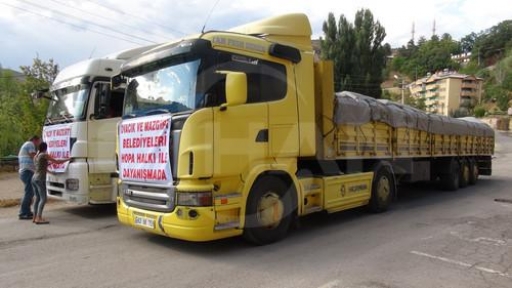 Kominist Partili belediyeden Hopa’ya 2 TIR yardım