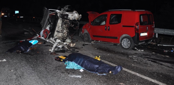 Kafa kafaya çarpıştılar!... 2 ölü, 8 yaralı!